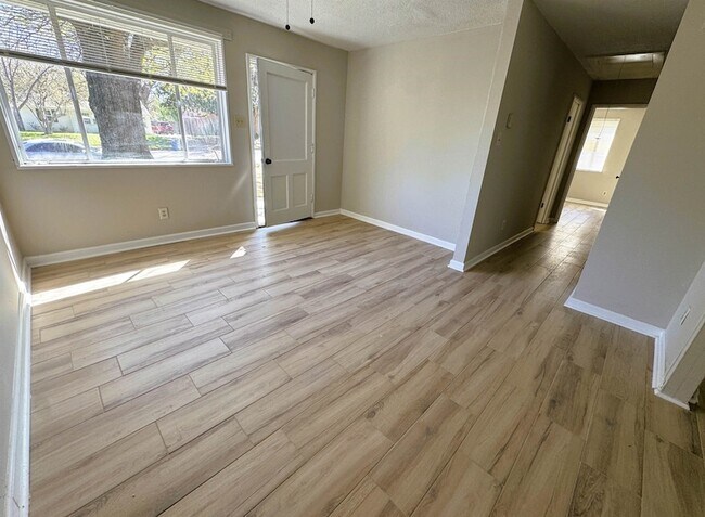 Foto del edificio - 961 N Perkins Rd