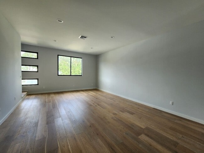 Building Photo - Beautiful 3-Bed, 3.5-Bath Townhome in Tamp...