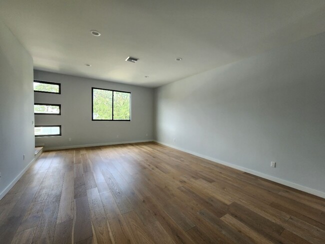 Foto del edificio - Beautiful 3-Bedroom, 3.5-Bathroom Townhome...