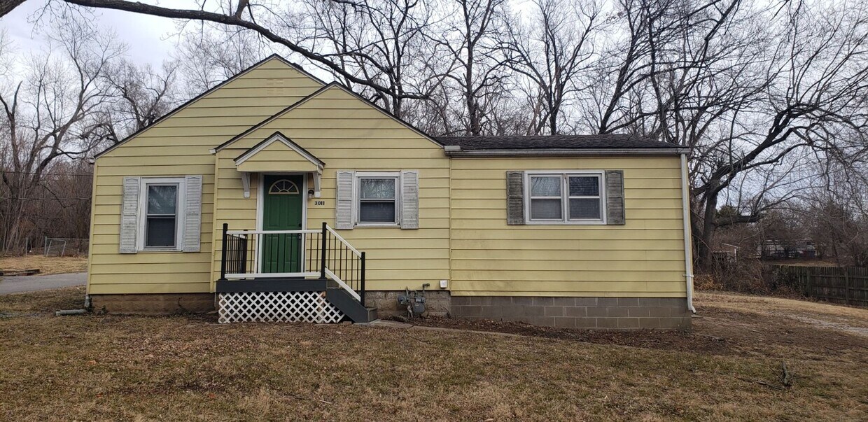 Primary Photo - Country living in the city!