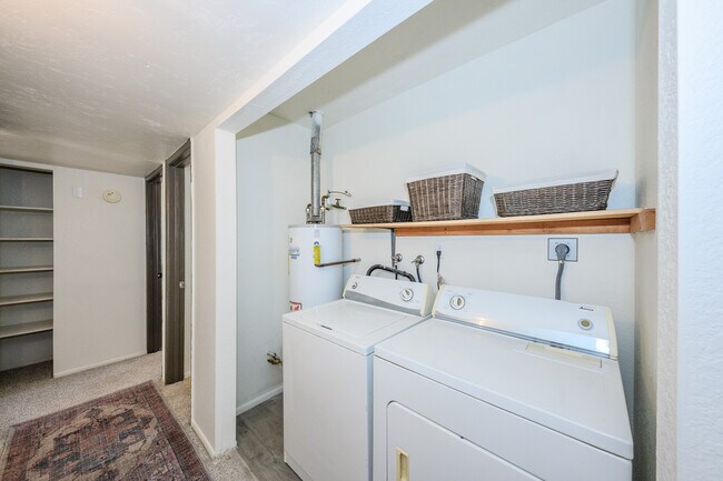 Lavadora y secadora - 785 E Country Club Dr