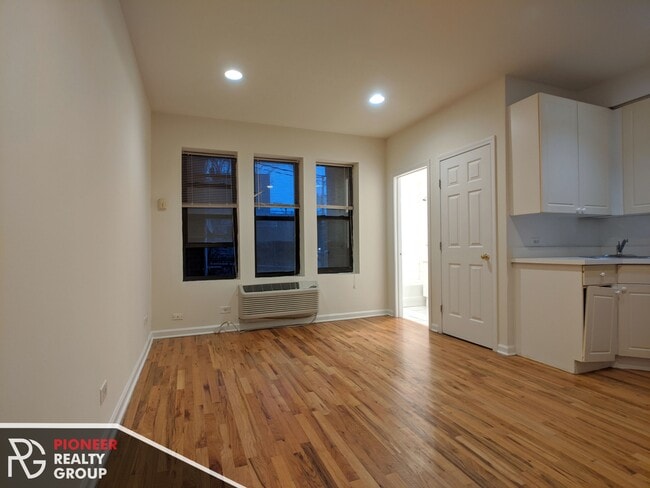Building Photo - 912 W Dakin St