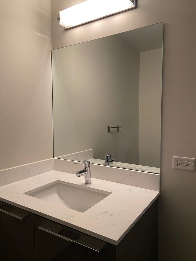 Quartz Countertops - 1647 N Milwaukee Ave