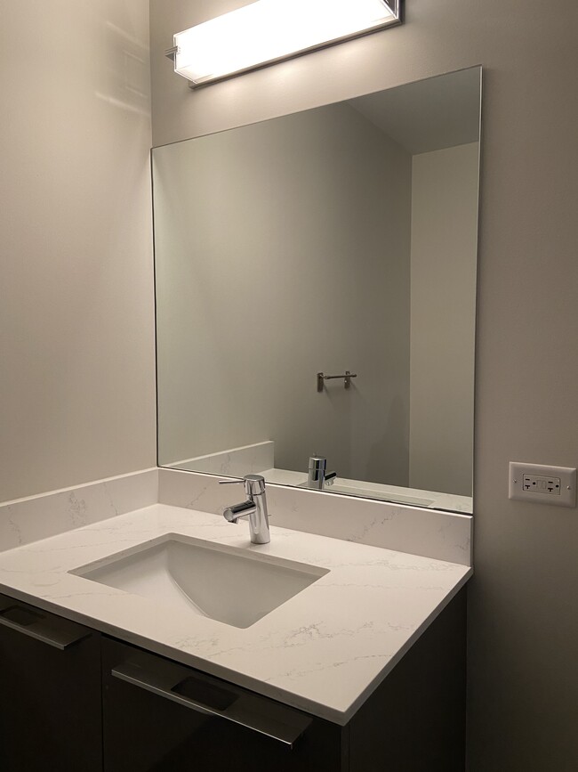 Quartz Countertops - 1647 N Milwaukee Ave