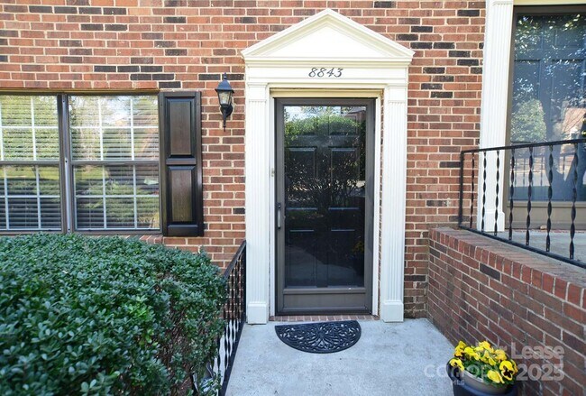 Foto del edificio - 8843 Hunter Ridge Dr