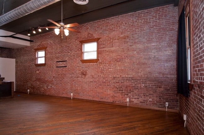 Building Photo - Market 101