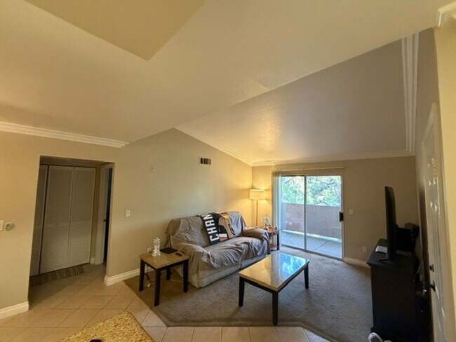 Foto del edificio - A Fantastic and Super Clean 1 Bedroom, 1 Bathroom upstairs unit.