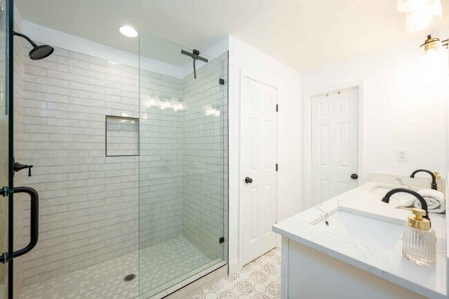 Building Photo - 140 Pine Glade Trce