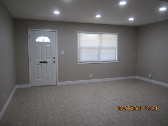 Building Photo - WOOD STREET AREA COMPLETELY REMODELED!!