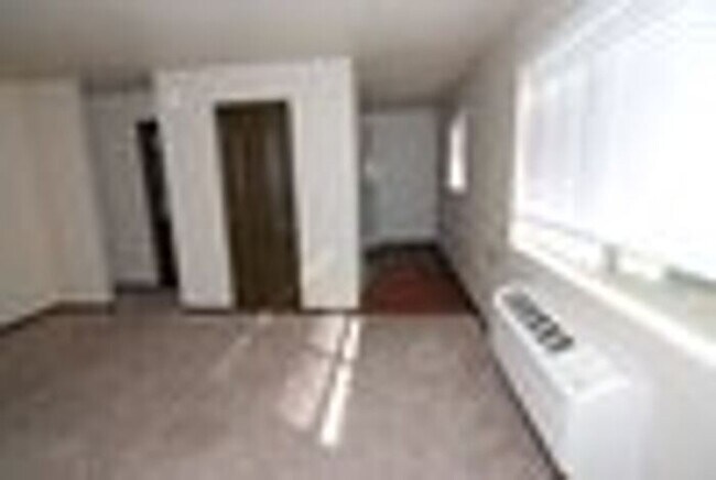 Building Photo - 1700 Locust-Studio - downstairs -Coming Soon!