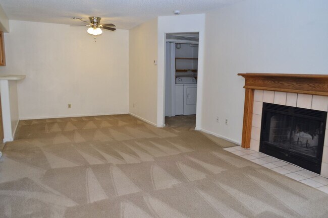 Foto del edificio - COZY 2 BEDROOM AND 2 FULL BATH CONDO IN SP...