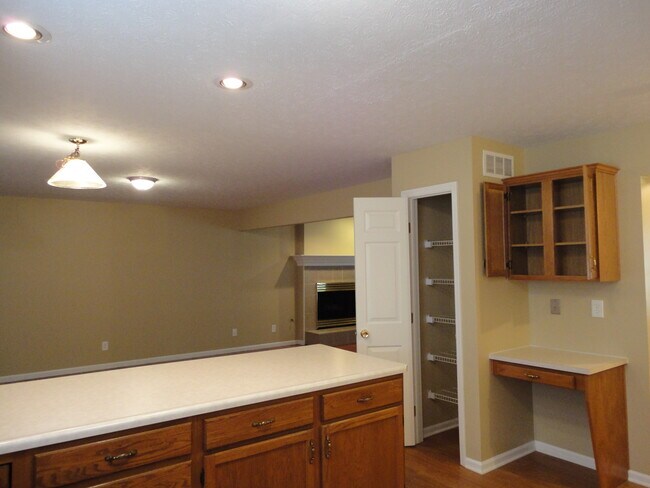 Foto del edificio - 912 N Garver Rd