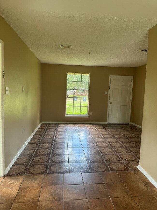 Foto del edificio - 3BD/1BA House on Cedarcrest Ave. in Baton ...