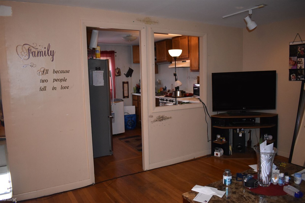 Primary Photo - 2 br, 1 bath Apartment - 29 College Rd