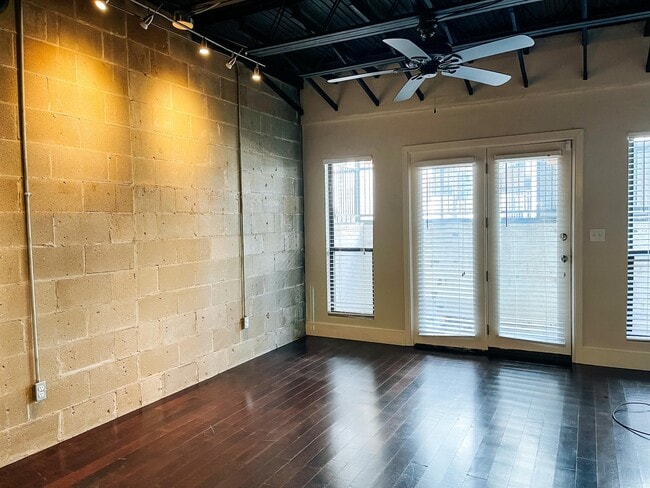 Photo - 915 NW 7th St Townhome