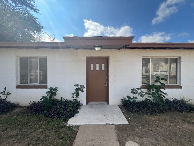 Foto del edificio - Eastern Division- Two bedroom with two fle...