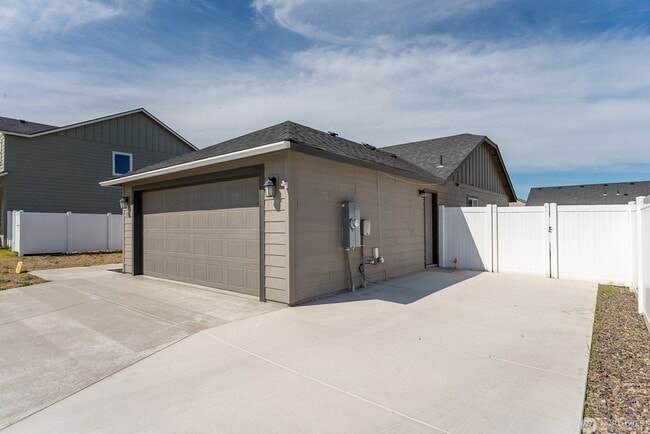 Building Photo - Never been rented before new home in Mae V...