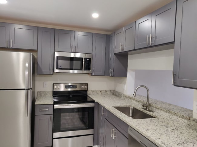 Building Photo - 8830 Royal Palm Blvd