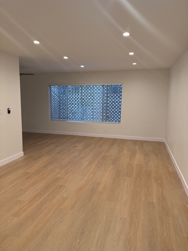 Building Photo - 330