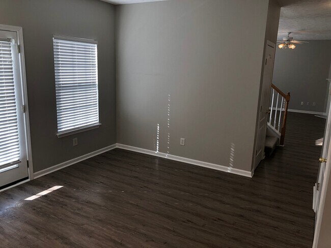 Building Photo - 4 bed, 2.5 Bath Home w/ 2 Car Garage in Fr...