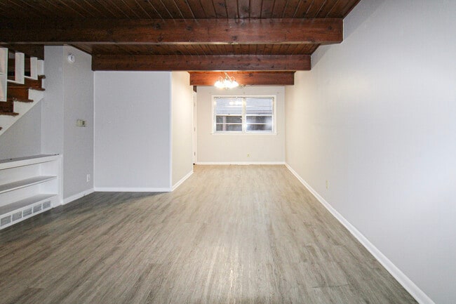Building Photo - 914 Maybelle St NE