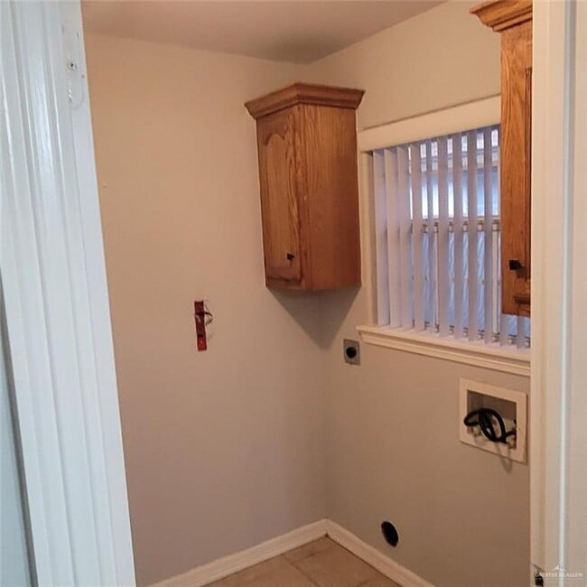 Building Photo - 2321 W Candlelight Ln