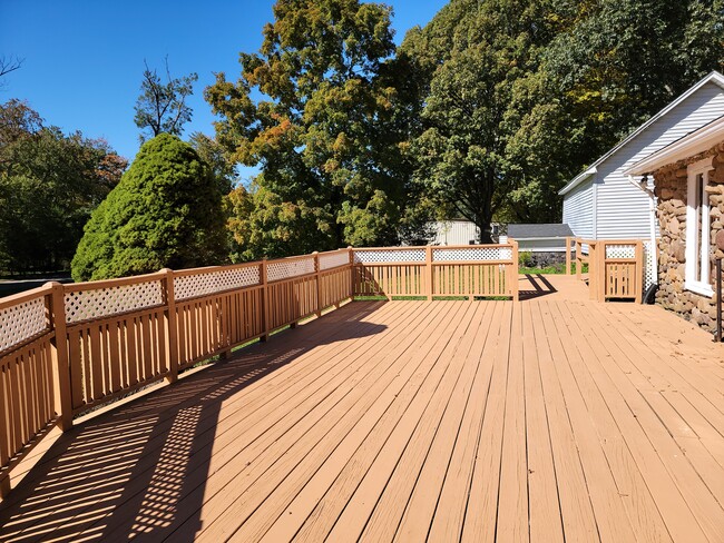 Foto del edificio - 2450 Foxon Rd