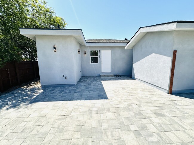 Building Photo - 11104 Oxnard St