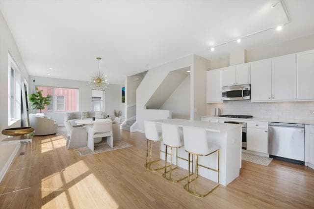 Building Photo - 4 bedroom in Chicago IL 60616