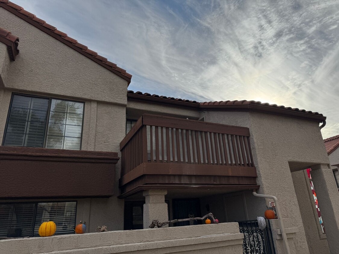 Building Photo - 2 bedroom with Balcony