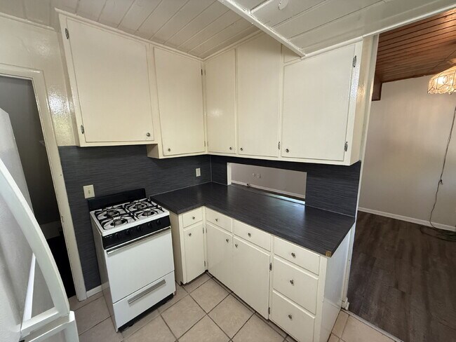 Foto del edificio - Large 2BR Townhouse NE Side