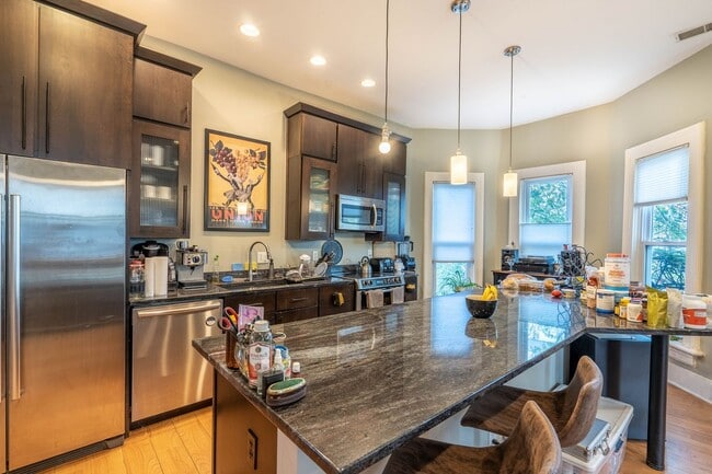 Building Photo - 1371 N High St