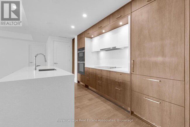 Building Photo - 259 The Kingsway