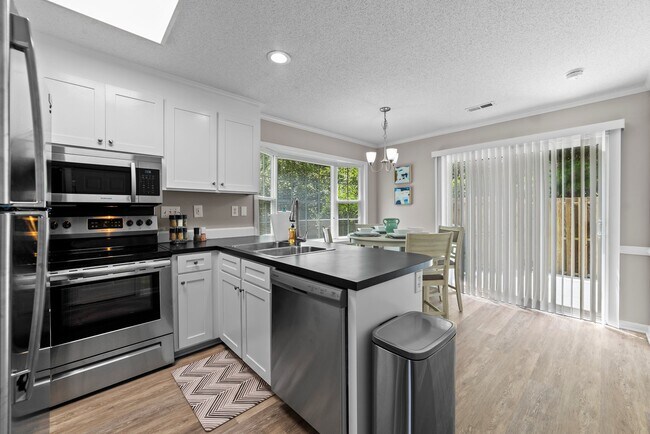 Foto del edificio - 914 Spring Forest Rd