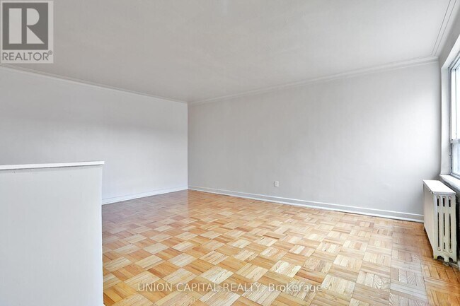 Photo du bâtiment - 1969 Eglinton Ave W