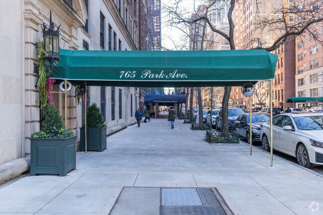 Foto del edificio - 765 Park Ave