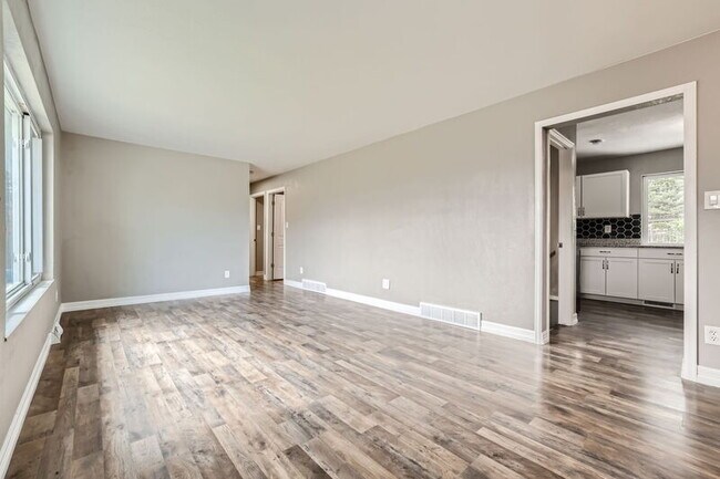 Building Photo - 10 S Garo Ave