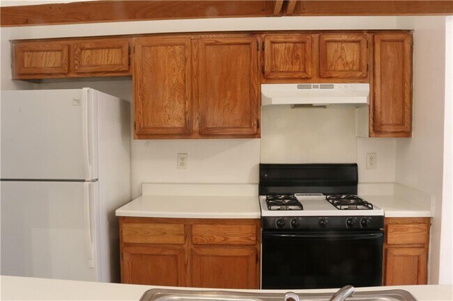 Building Photo - 421 Greenlawn Blvd