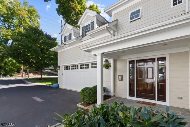 Foto del edificio - 74 Anderson Hill Rd