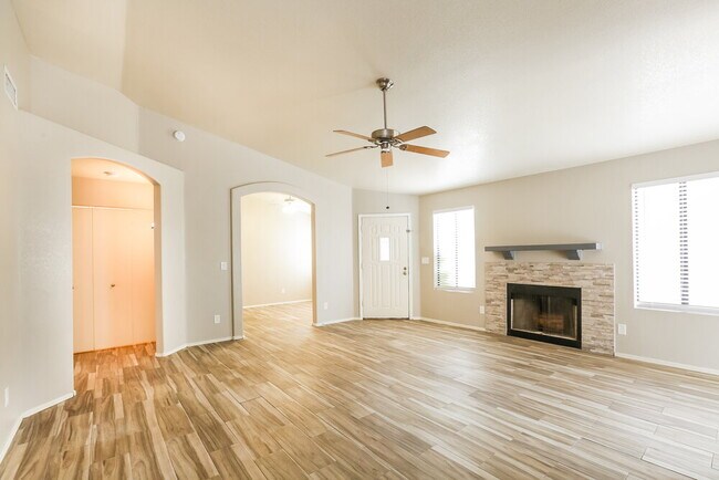 Foto del edificio - 4513 E Tanglewood Dr