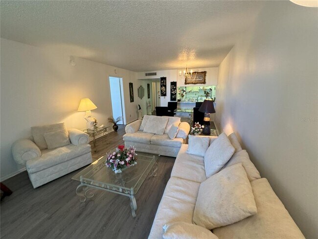 Foto del edificio - 14130 Rosemary Ln