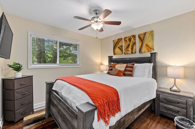 Building Photo - 901 W Dundee Rd