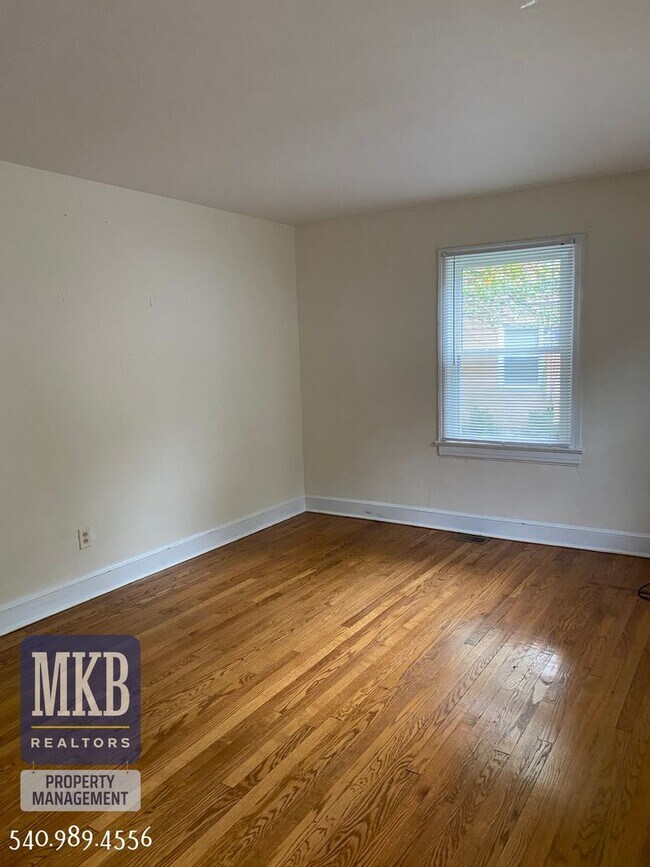 Building Photo - 3 Bedroom, 1 1/2 Bath Cape Cod