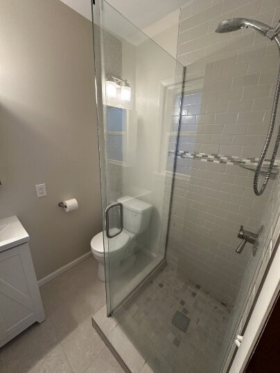 Foto del edificio - "Charming 4-Bed Retreat in Edina: Spacious 2142 Sq Ft with Hardwood Elegance & Cozy Fireplaces!"