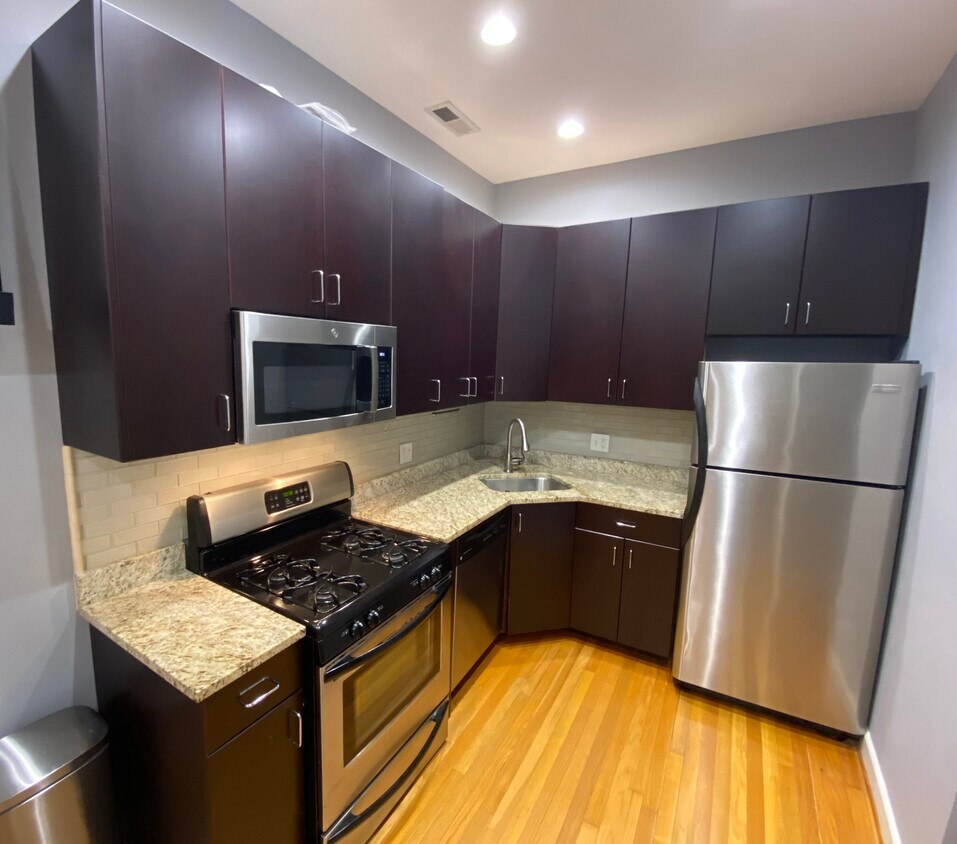 Foto principal - 705 N Milwaukee Ave