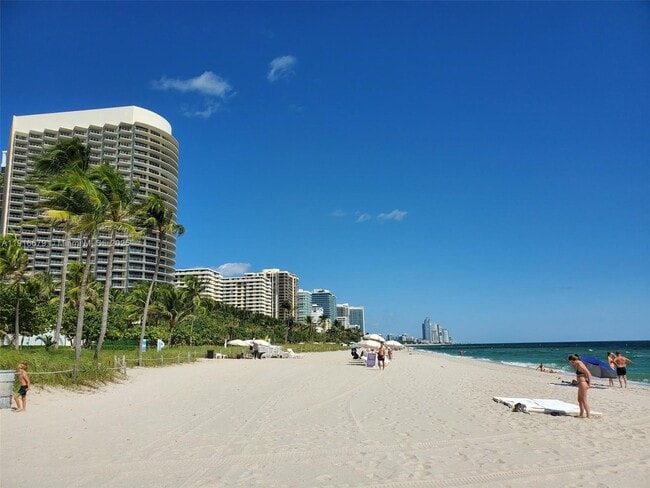 Foto del edificio - 9261 E Bay Harbor Dr