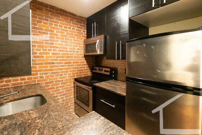 Foto del edificio - HOT BROOKLINE LISTING!!!!!