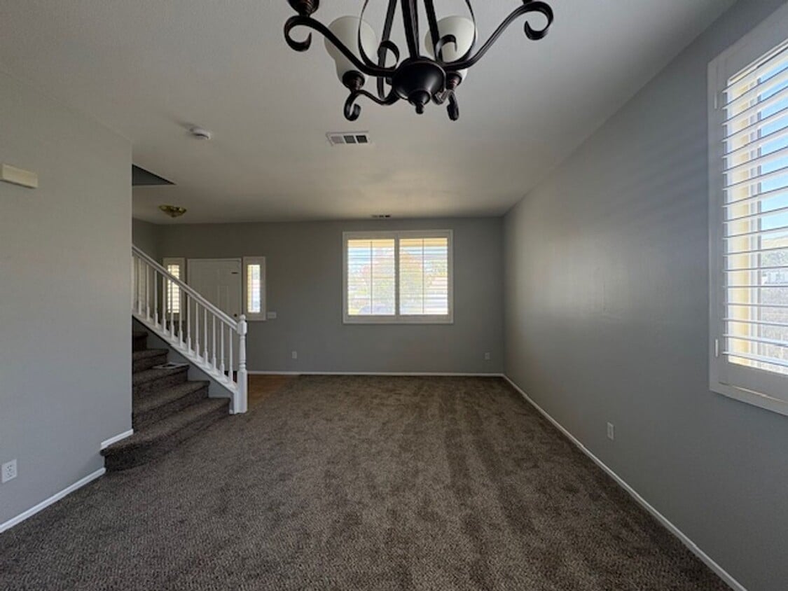 4 Bedroom with NEW Carpet & Paint - 4 Bedroom with NEW Carpet & Paint