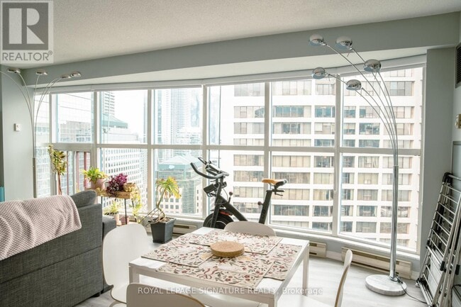 Photo du bâtiment - 77 Harbour Square