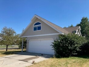 Building Photo - 2512 Daisy Dr